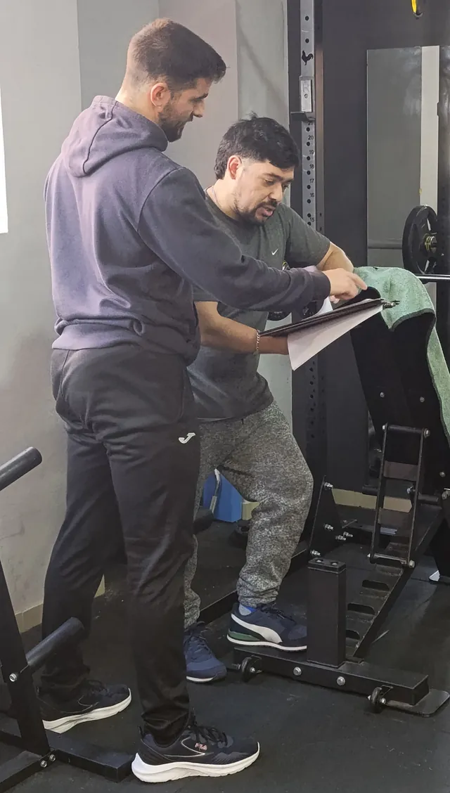 Senzu Training chico levanta peso